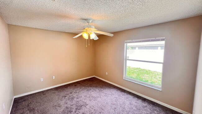 Building Photo - Huge!! 3 bedroom 2 bath in Deltona Lakes. ...