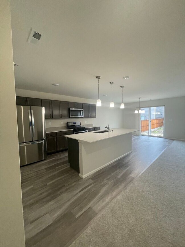 Building Photo - 4 bedrooms + BONUS ROOM And 2.5 baths Tumw...