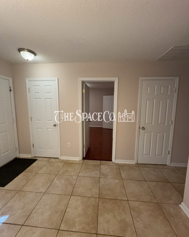 Building Photo - "Charming 2-Bedroom Retreat with 2 Full Baths on Vermont Road!"