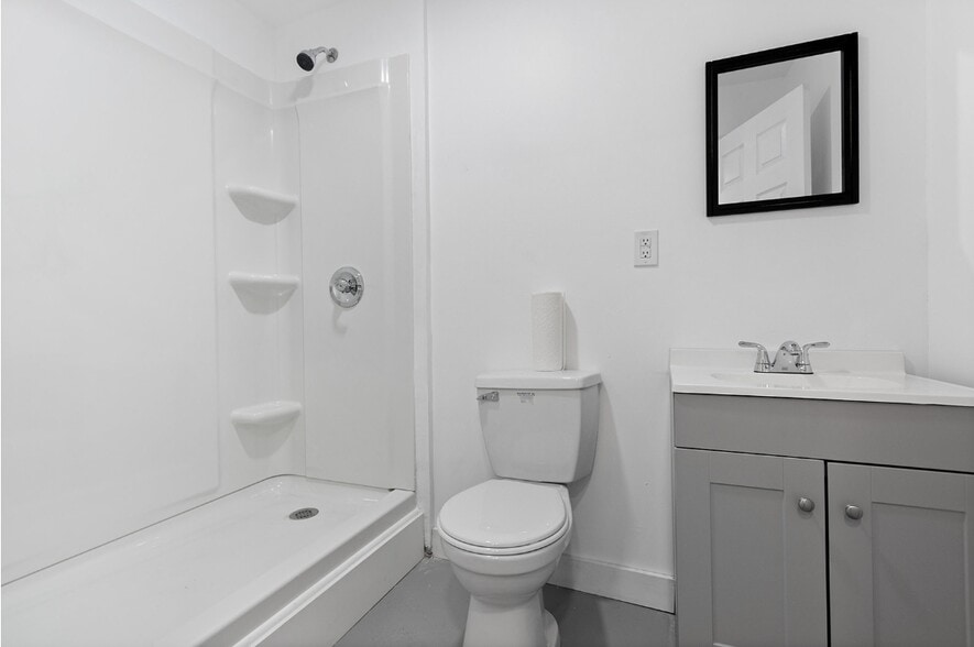 Full Bathroom - 1128 S 54th St
