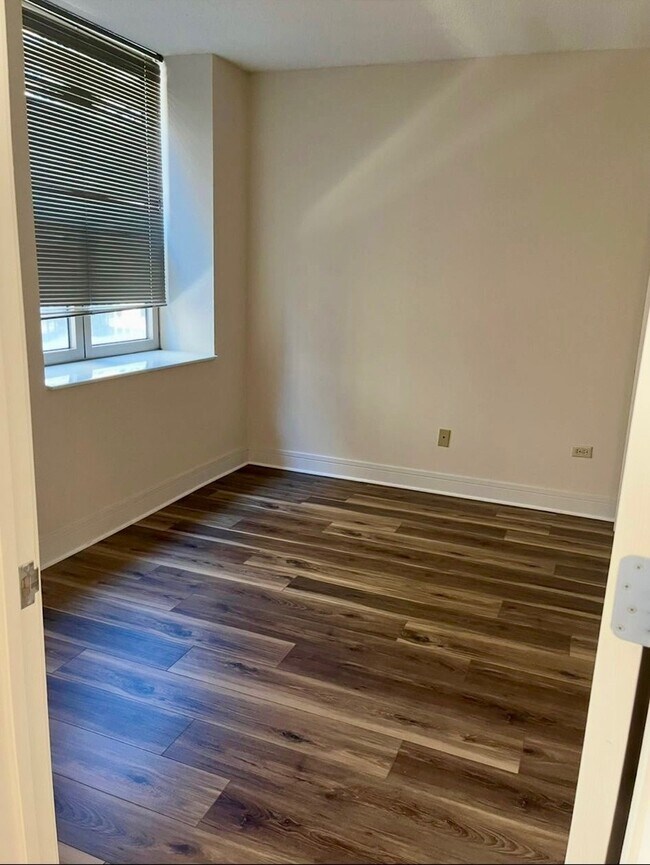 Building Photo - 222 N Columbus Dr