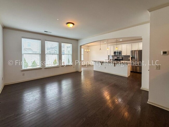 Building Photo - 565 Park View Drive