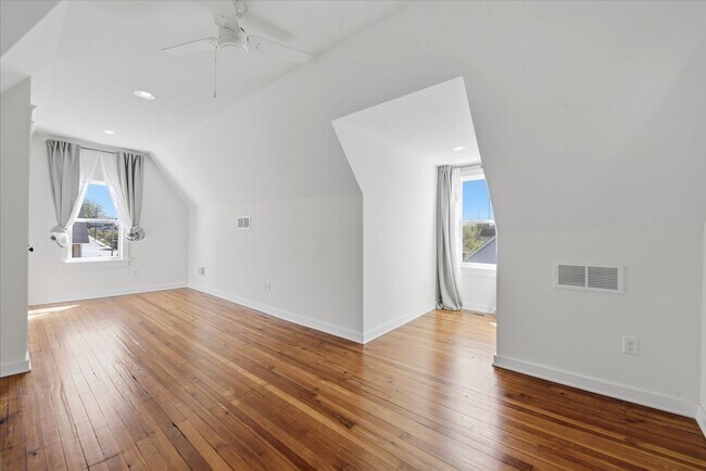 Building Photo - Charming Updated 4B/2.5B Home with Fenced Yard & Parking Included