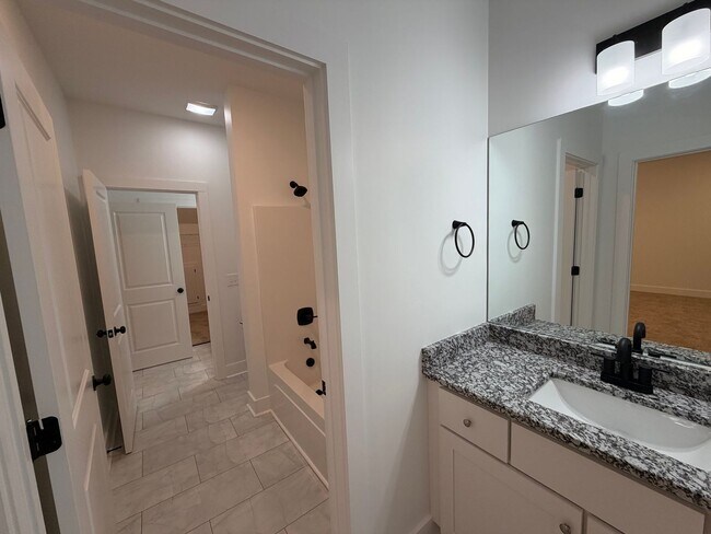 Building Photo - New Build 3 Bed 2.5 Bath Townhome in Shelbyville with a Move in Special