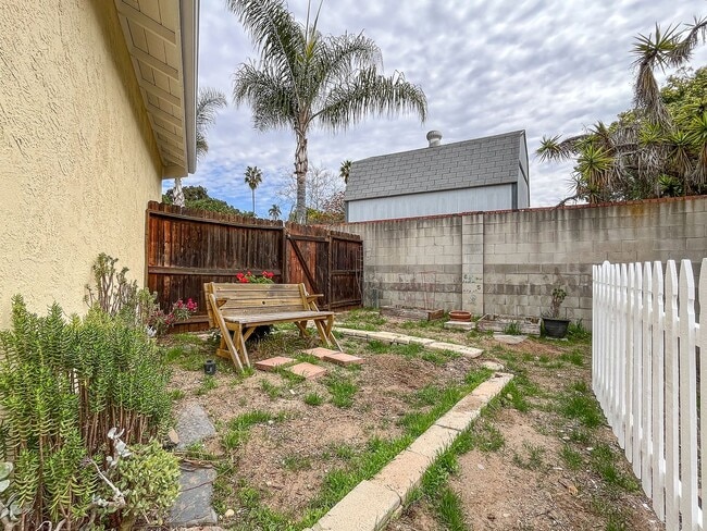 Building Photo - 3bd/2ba Single Story Vista Home With A/C