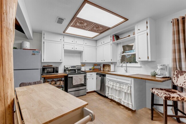 Building Photo - 400 Robin Ln