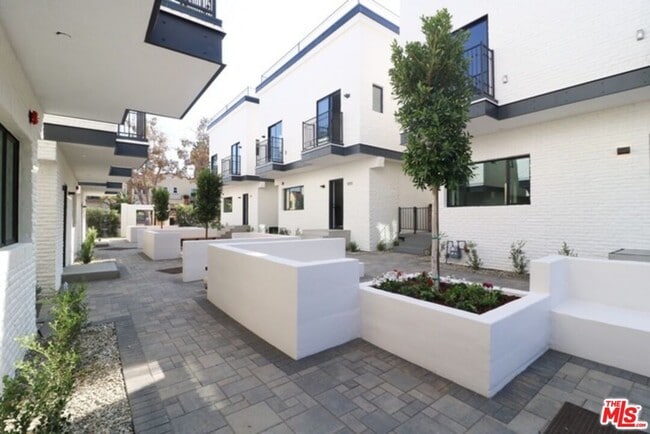 Building Photo - 1249 S Plymouth Blvd