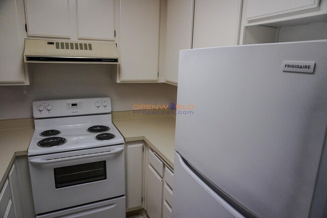 Building Photo - 2 Bed | 2 Bath | Light, Bright & Airy Cond...