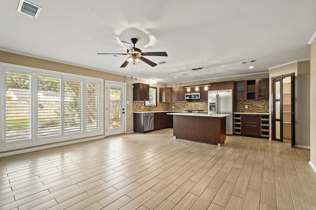 Building Photo - 5319 Saxon Dr