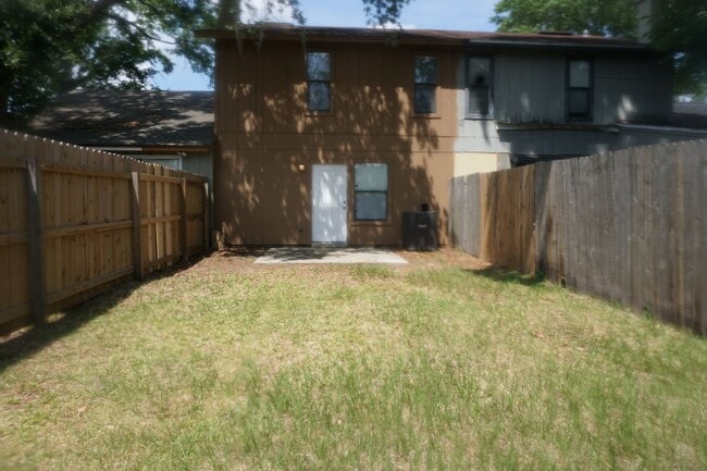 Building Photo - 3 bedroom/2 bathroom townhome