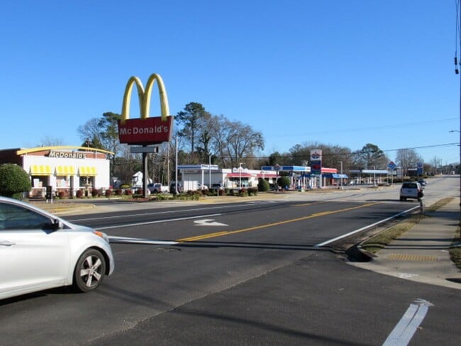 Building Photo - 1404 Maple St