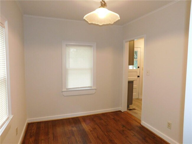 Building Photo - 219 Parkview Dr SE