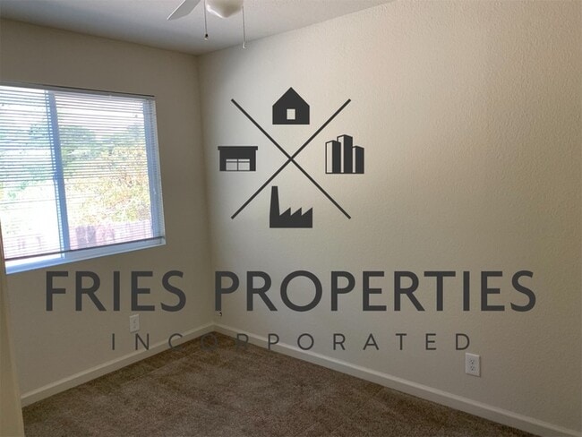 Building Photo - Petite 2 Bedroom, 1 Bath with yard