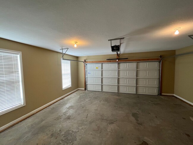 Building Photo - Charming 3 Bed / 2 Bath Ranch-Style Home o...