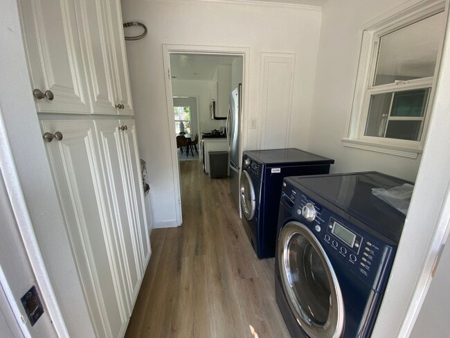 Building Photo - UNFURNISHED- 3B2B House in Toluca Lake/NoHo