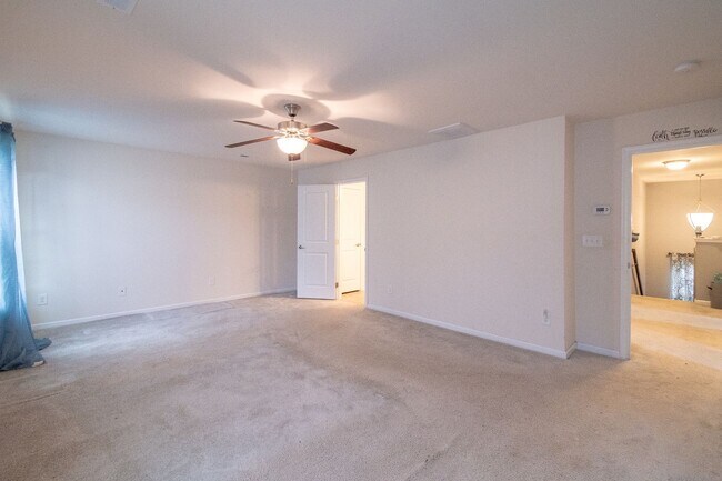 Building Photo - Spacious 4-Bedroom Home with Sunroom, Deck...