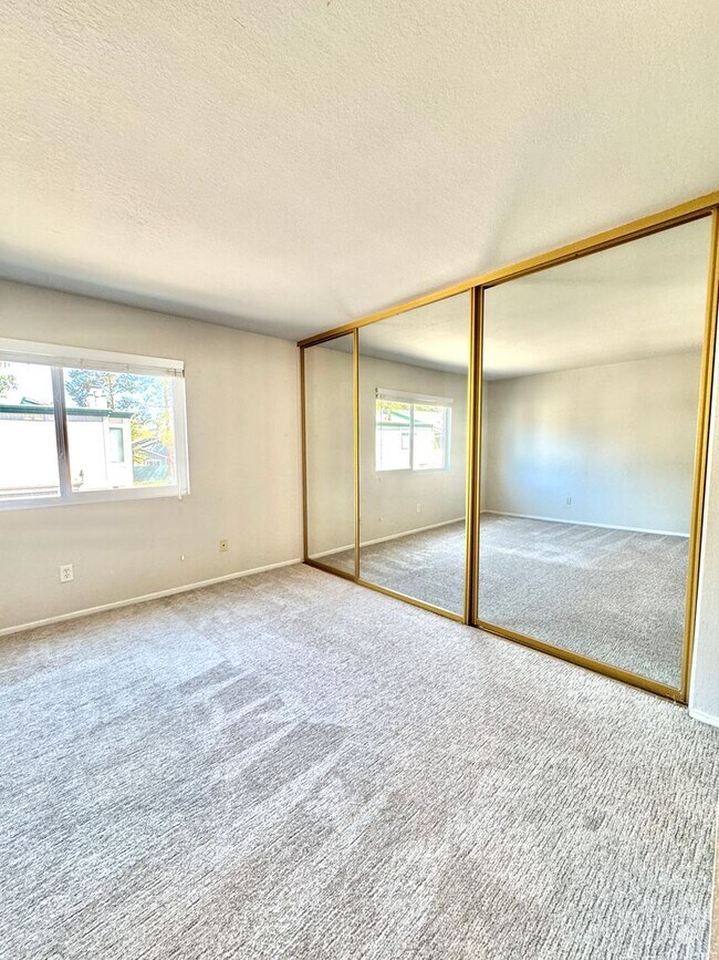 Building Photo - Charming 2 bed 1.5 bath condo, with attached 2 car garage!
