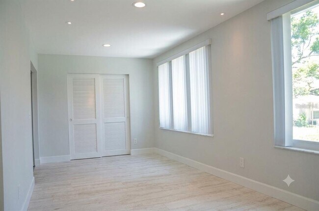 Building Photo - 2041 Australia Way W