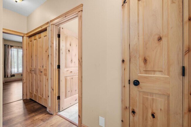 Building Photo - 2612 Eastview Dr