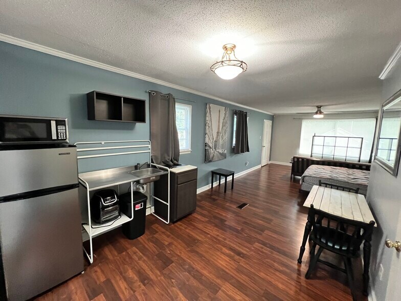 Building Photo - 1240 Shady Oak Trl