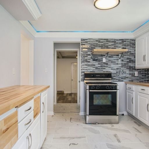Kitchen - 716 S Twyckenham Dr