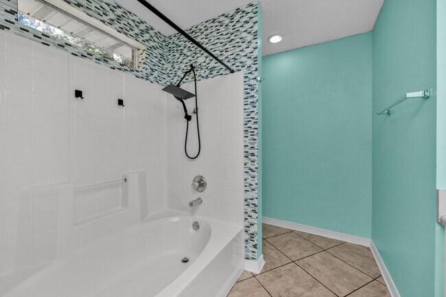 Building Photo - Spacious 3/2 w/Electricity Included Availa...