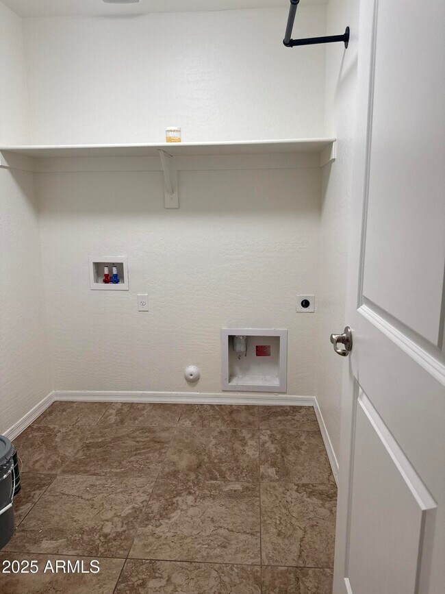 Building Photo - 5623 S 27th Dr