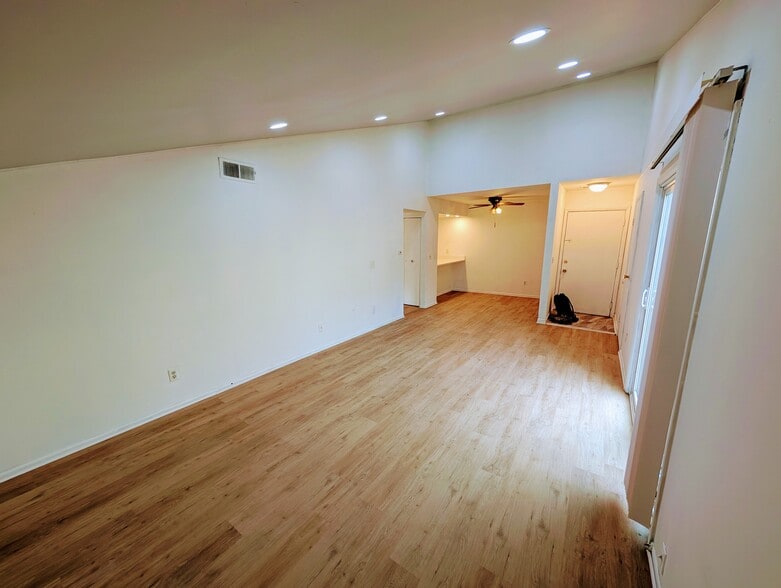 Building Photo - 1085 Merrimar Cir N