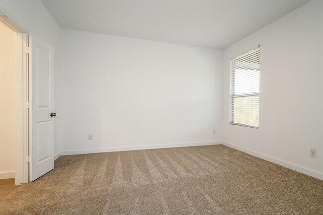 Building Photo - 1912 Ponderosa Pne Ln