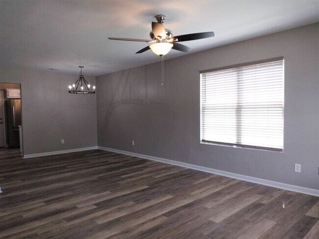 Building Photo - $200 Off Your First Full Month’s Rent!  Mo...