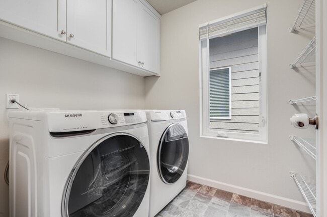 Building Photo - Beautiful 4 Bed, 3 Bath Rental Home in Hillsboro!