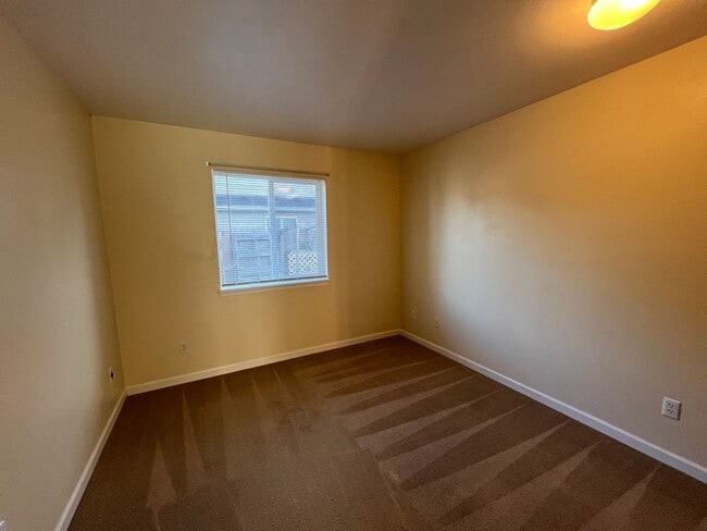 Building Photo - Spacious 3 Bedroom w/ Attached Garage