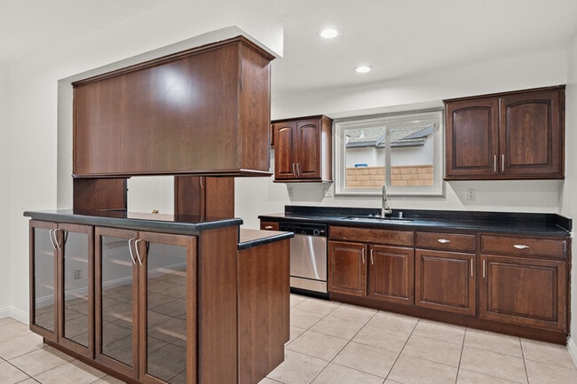 Building Photo - Beautifully Renovated 3BR/2BA Single-Story...
