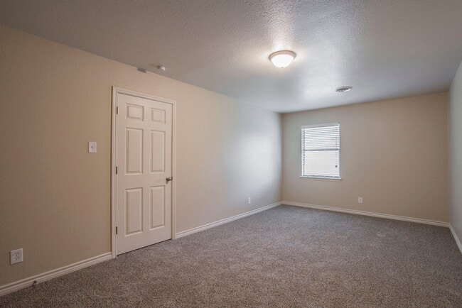 Building Photo - 202 Live Oak Dr