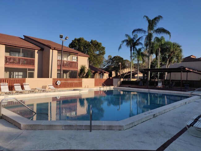 Building Photo - 1506 Lakeview Dr E