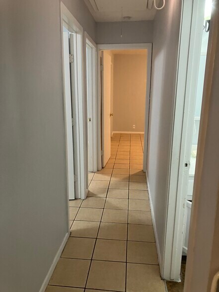 Hallway to bedrooms - 3523 Horizon Lake