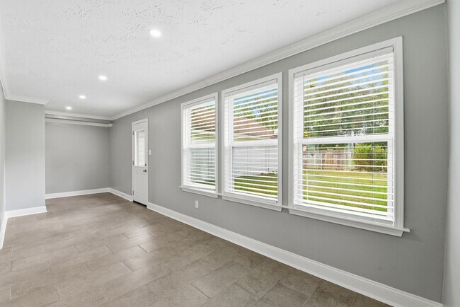 Building Photo - Beautifully Updated 4-Bedroom Home in a Prime Houston Location