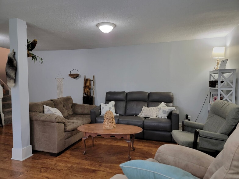 Building Photo - 557 Pitney Rd