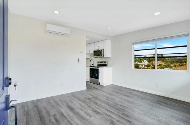 Building Photo - Beautiful Renovated 1 Bed/1 Bath w/yard