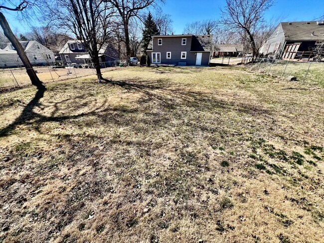 Building Photo - ADORABLE and CLEAN home in KCK-Available N...