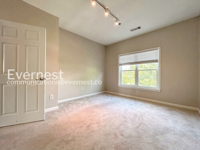 Building Photo - 205 Spring Heights Ln