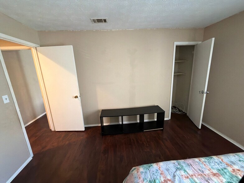 Building Photo - Room in Condo on Brockett Pl