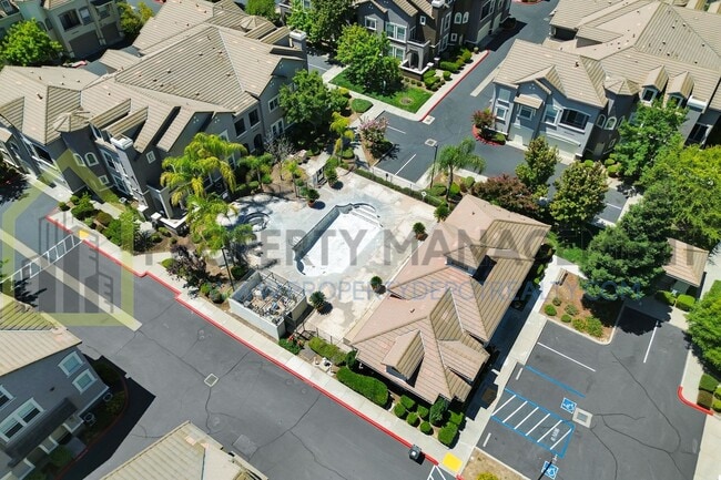 Building Photo - Spacious 2 (or 3!) Bed Condo in Gated Comm...