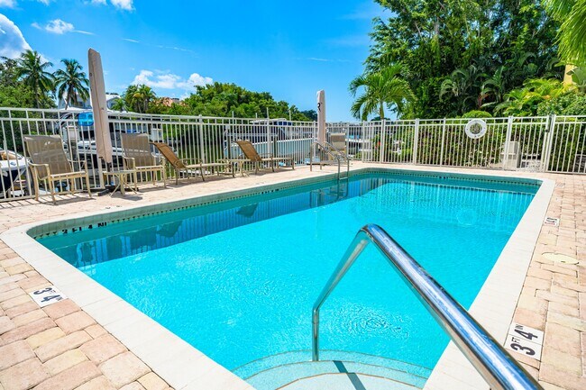 Building Photo - 858 Hudson Ave