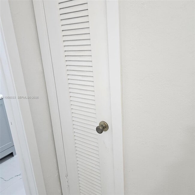 Building Photo - 9402 SW 77th Ave