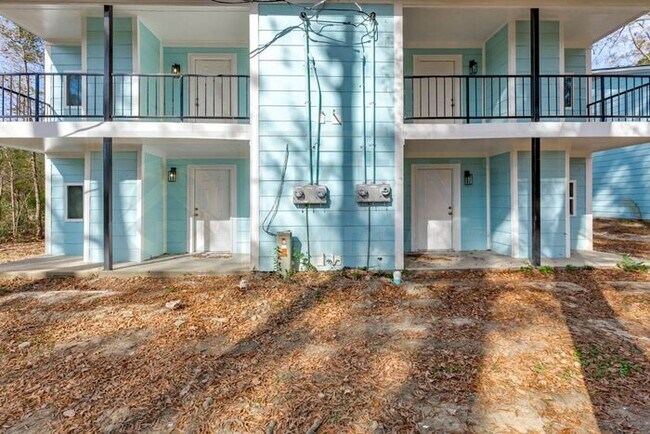 Building Photo - Newly Renovated 2 Bedroom Apartments Near I-26 and Costco!