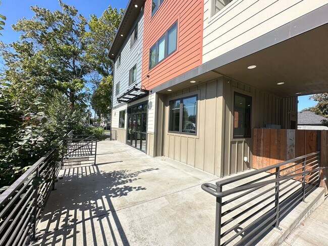 Building Photo - 1502 N 3rd St