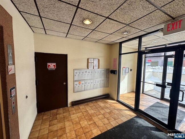 Building Photo - 19 Plauderville Ave