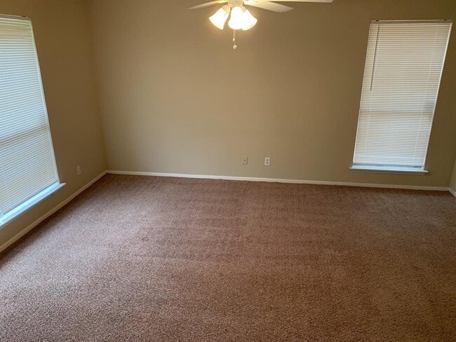 Building Photo - 1006 Poppets Way