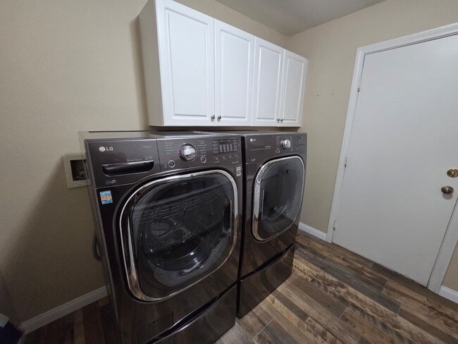 Building Photo - Single-Story 3 Bed / 2.5 Bath Home w/ Private Pool, Spa